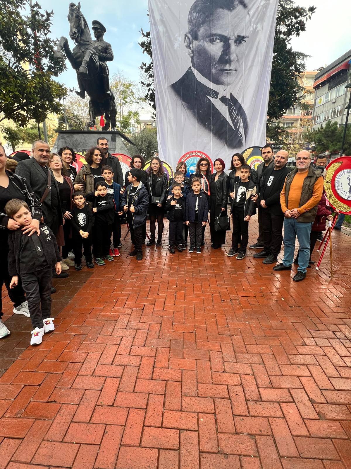 ATAMIZA ÇELENGİMİZİ SUNDUK