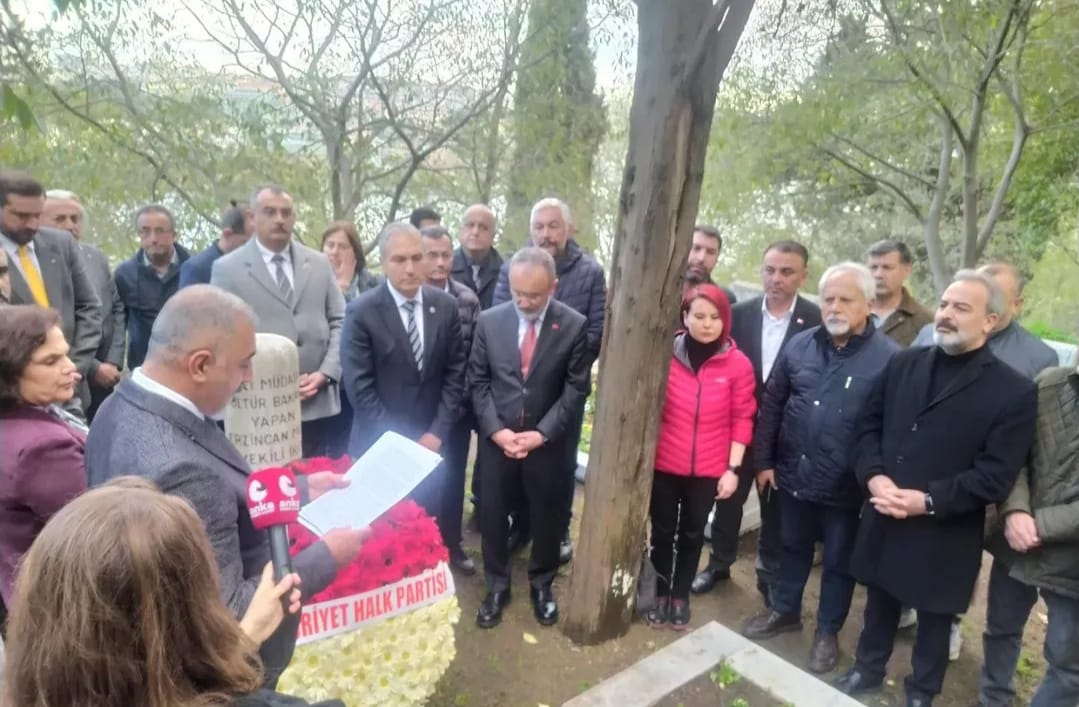 SAFFET ARIKANI MEZARI BAŞINDA ANDIK