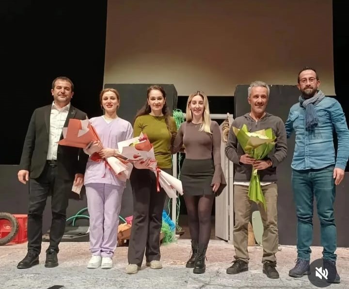 8 MART DÜNYA EMEKÇİ KADINLAR GÜNÜNDE HERKES FARKLI ÖLÜR OYUNUNU İZLEDİK